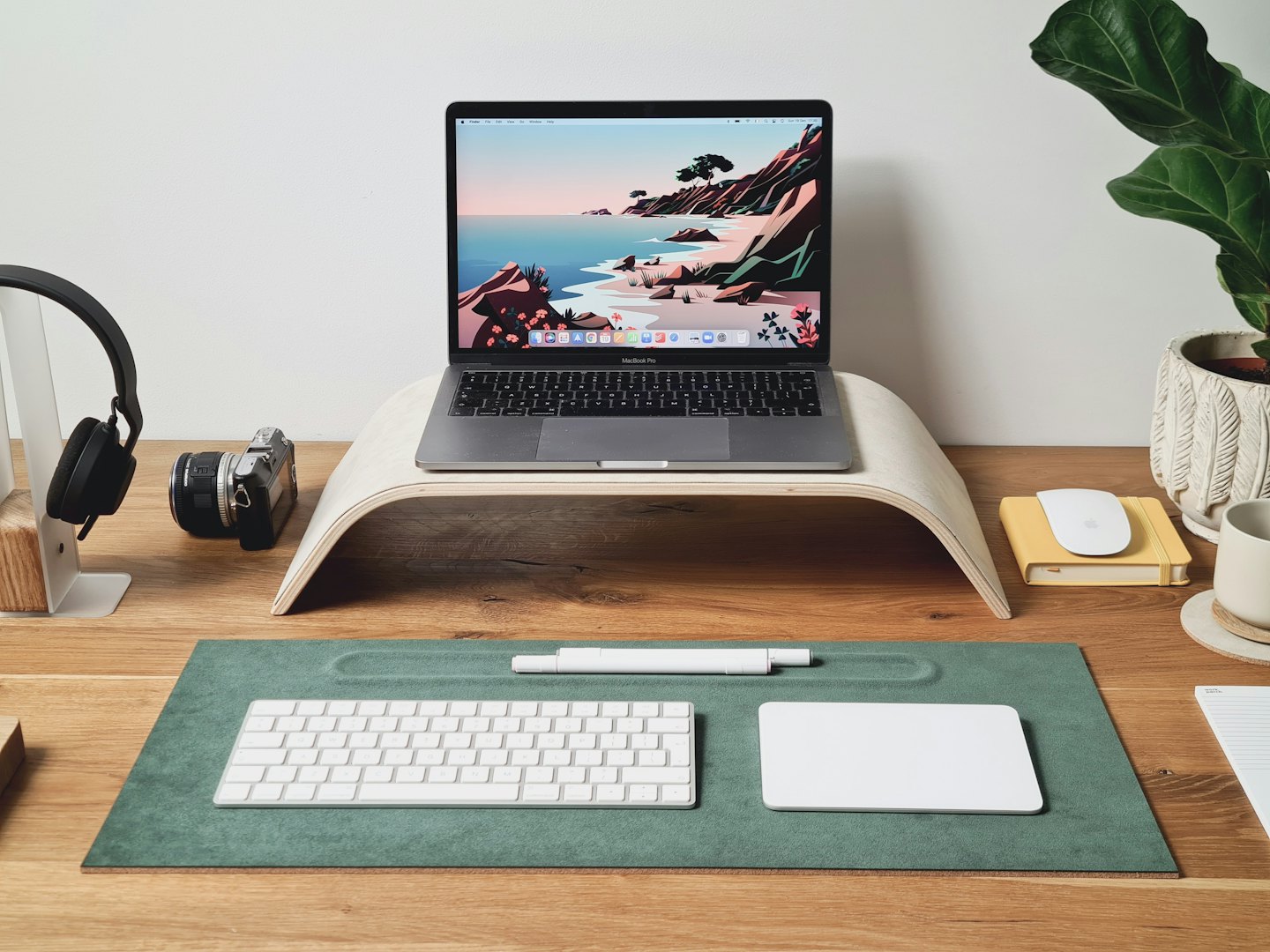 Scrivania moderna con laptop e accessori da ufficio.